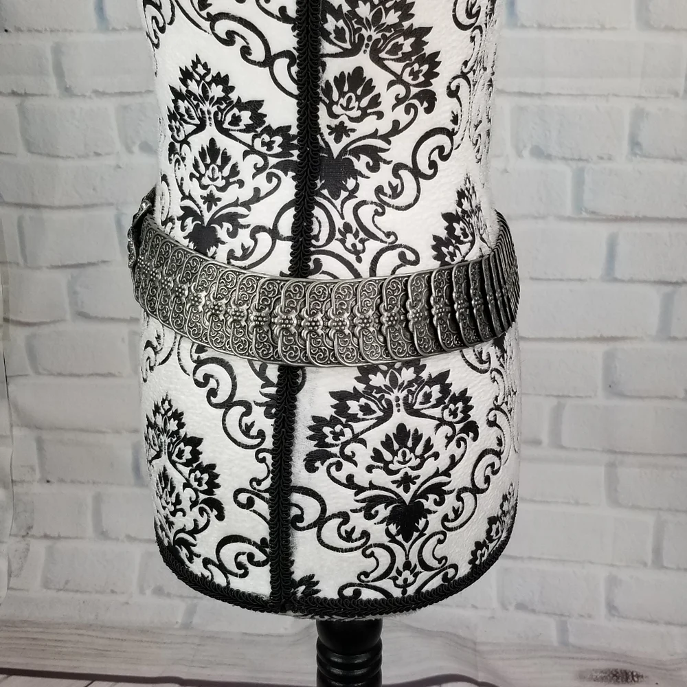 Beautiful Metal stretch jeweled belt hook Closure
